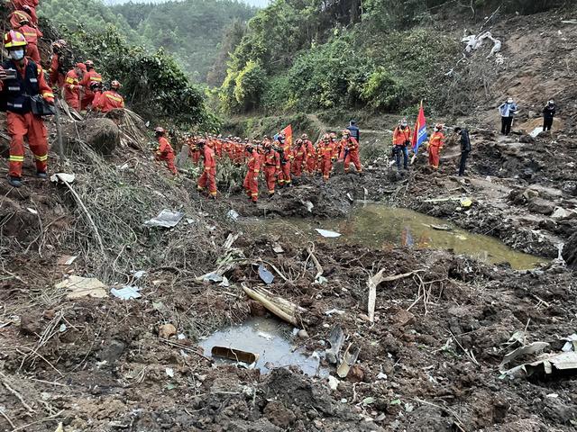 直击坠机搜救现场：2部黑匣子或已变形，降雨加大难度