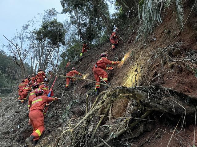 直击坠机搜救现场：2部黑匣子或已变形，降雨加大难度