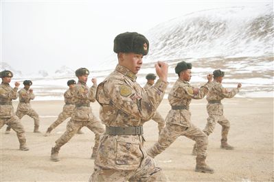 新疆军区某团开展练兵比武
