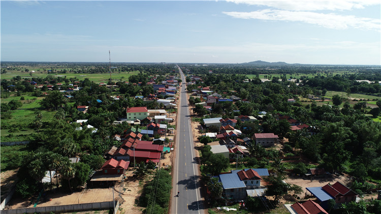 中国援柬埔寨51号公路复建项目举行通车典礼