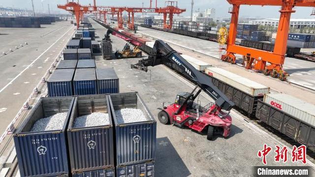 “中国造”受东盟欢迎 一季度中越班列运输标箱同比增长超三成