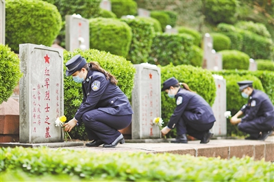 铭记历史 追思英烈