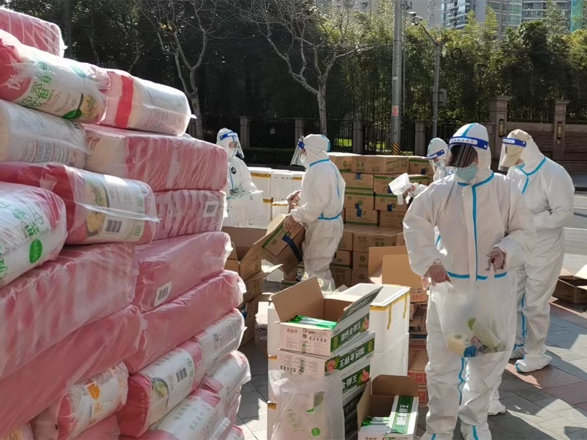 居家隔离的物业志愿者，用“群接龙”协调小区物质供应｜上海战疫