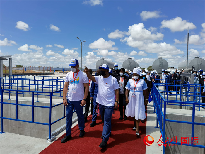 安哥拉总统洛伦索为中国企业承建的重点民生工程剪彩