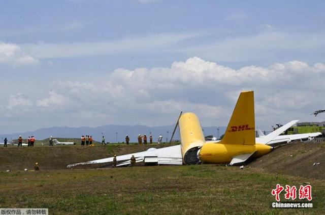 一架波音货机在哥斯达黎加机场迫降 机身断成两截