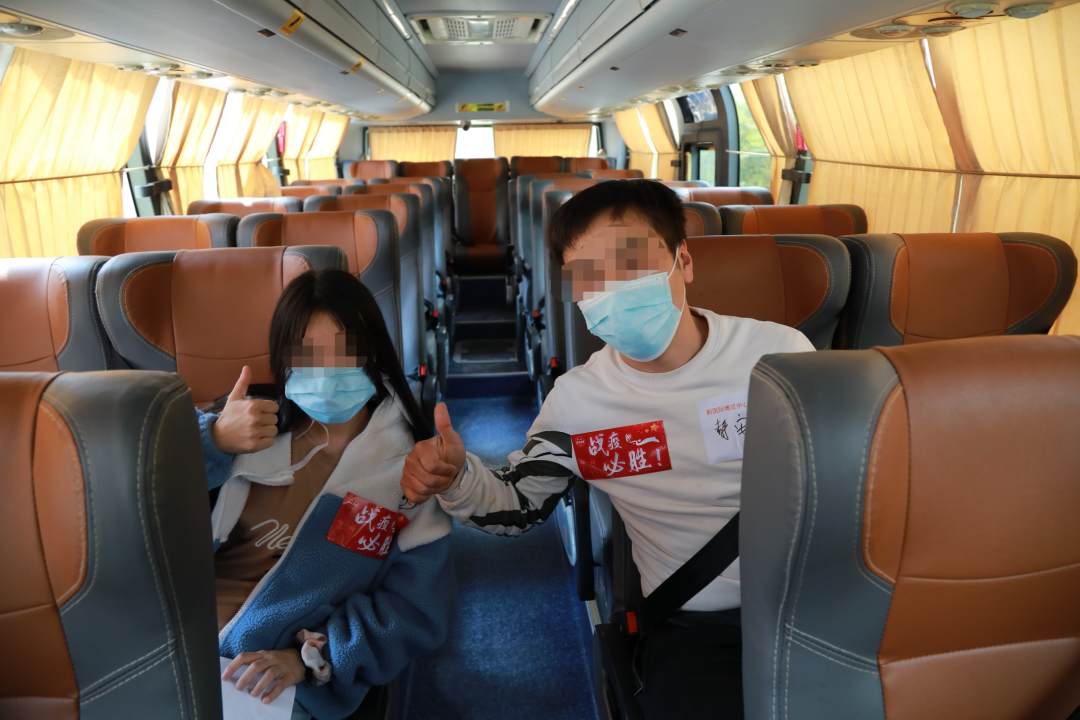 上海新国博方舱首批700多患者出院